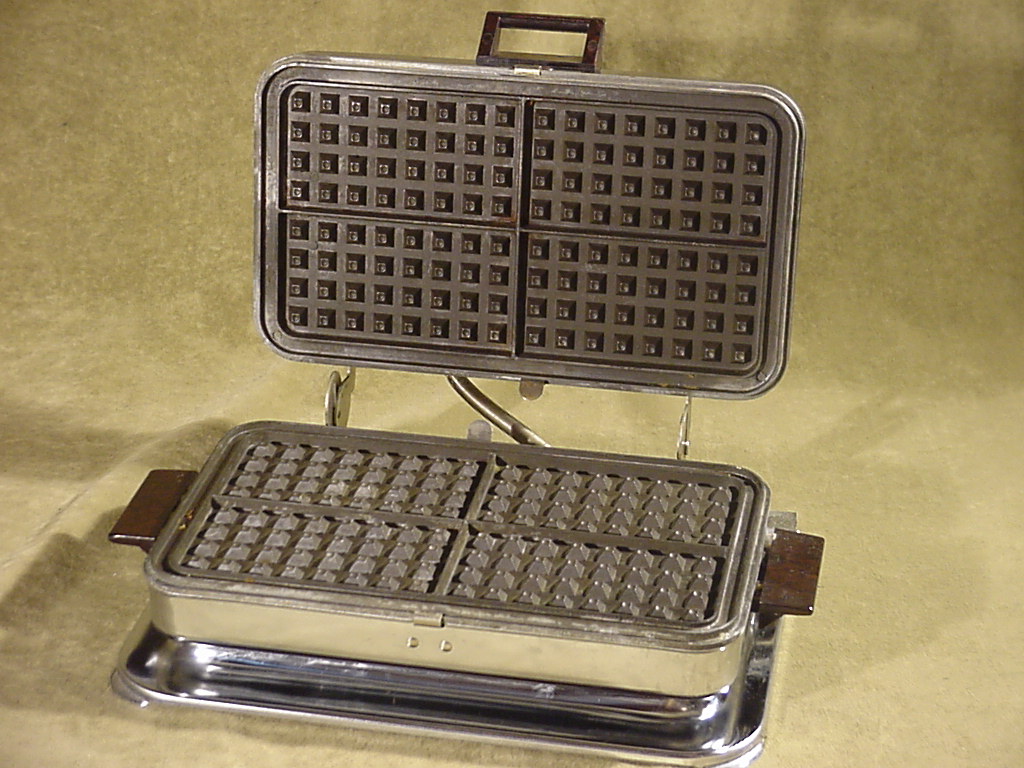 VINTAGE TOASTESS 551 WAFFLE IRON MAKER 700 WATTS TOASTER CORPORATION of ...