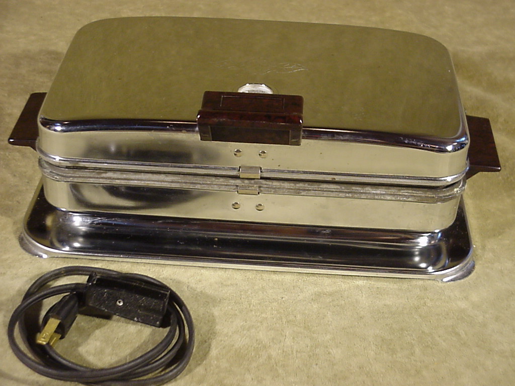 VINTAGE TOASTESS 551 WAFFLE IRON MAKER 700 WATTS TOASTER CORPORATION of ...